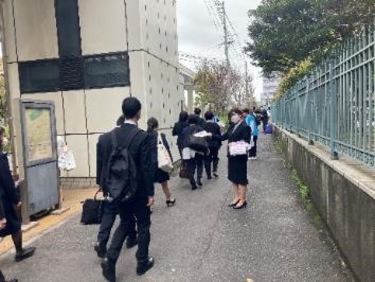 九州市立大学北方キャンパスでの入学式配布