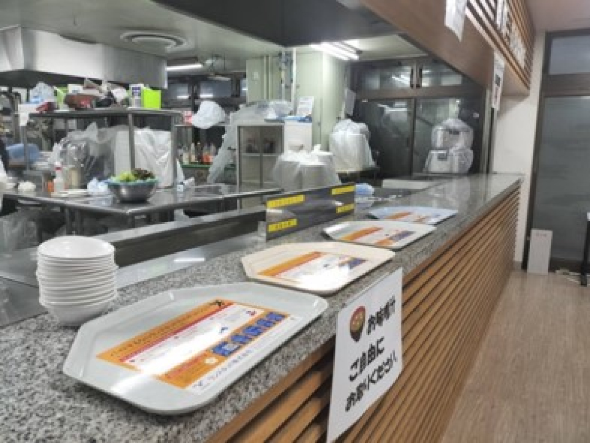 日本大学水道橋経済キャンパスの食堂で学食トレイ広告
