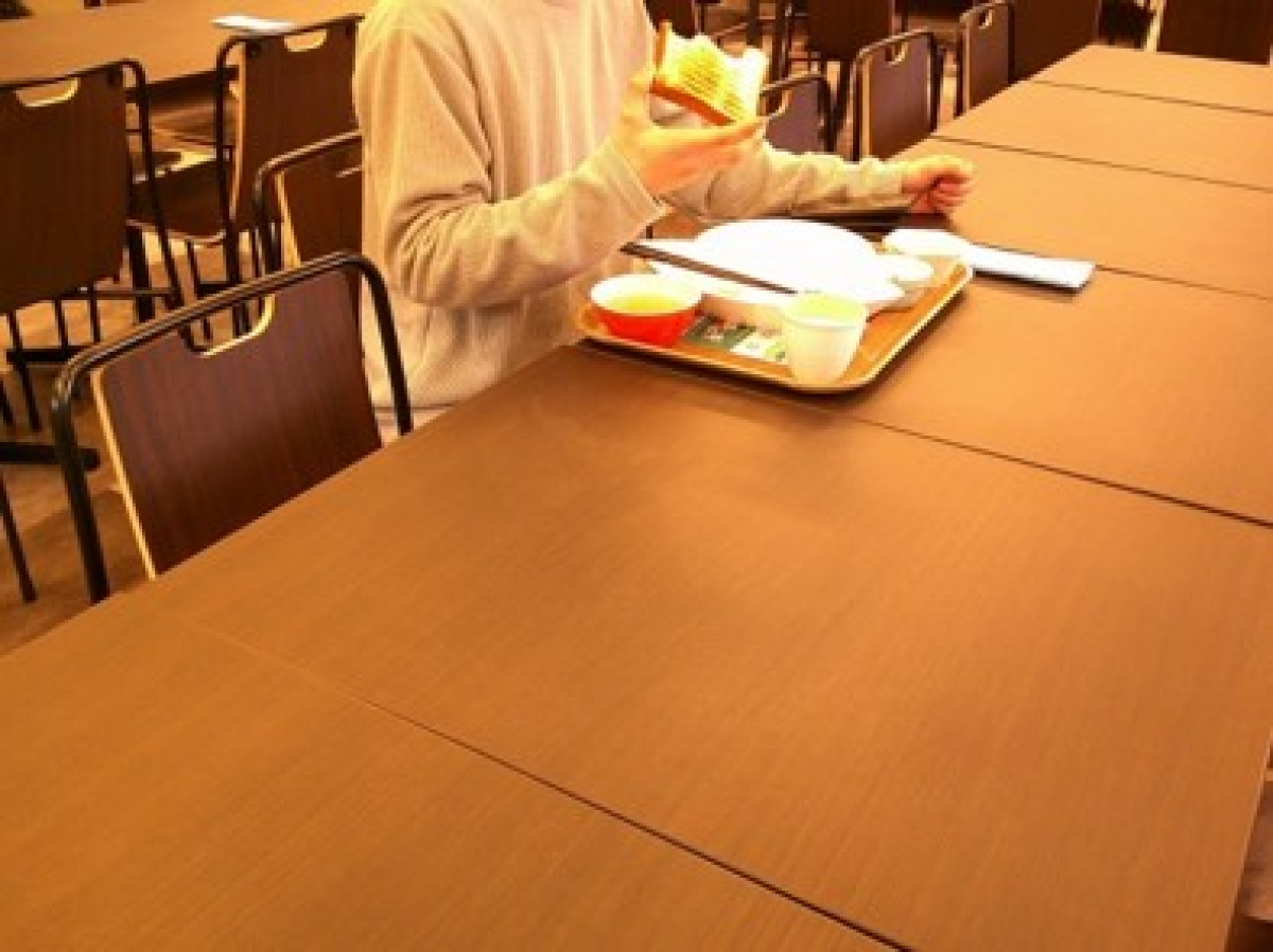 学生マンションでトレイ広告