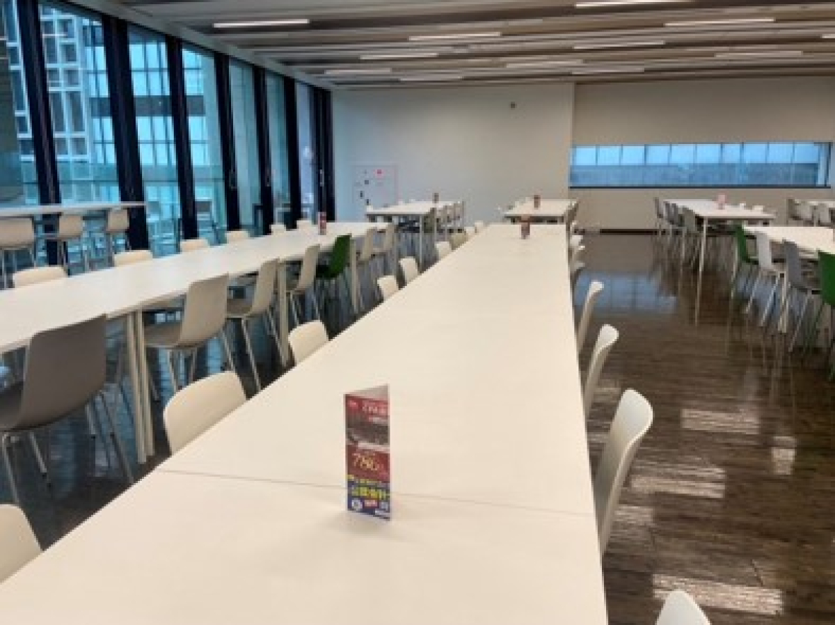 法政大学市ヶ谷キャンパスの食堂で広告