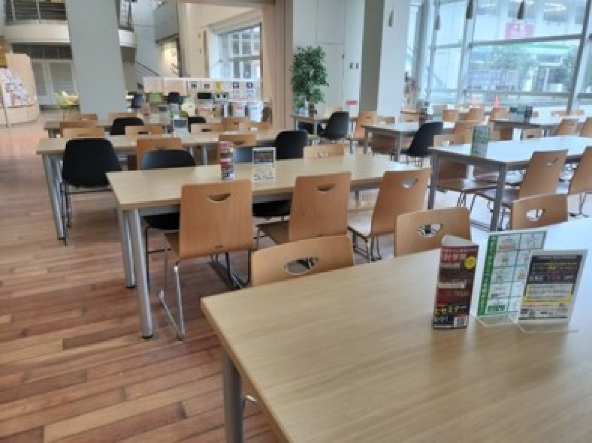 明治大学和泉キャンパスで三角柱POPを設置