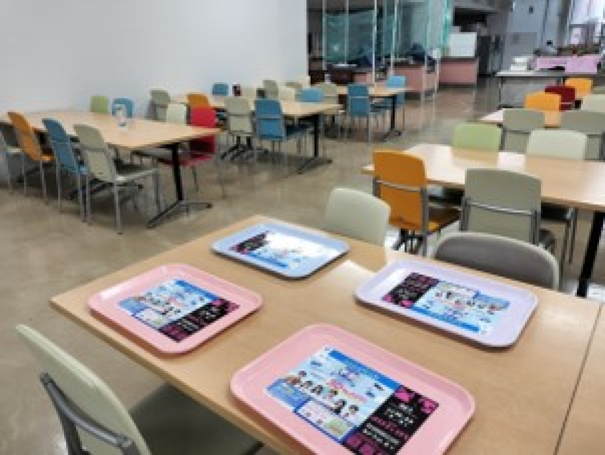 大学内でコンタクトレンズの広告を掲載