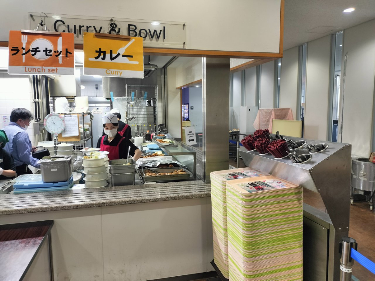 日本大学桜上水キャンパスでの学食トレイ広告