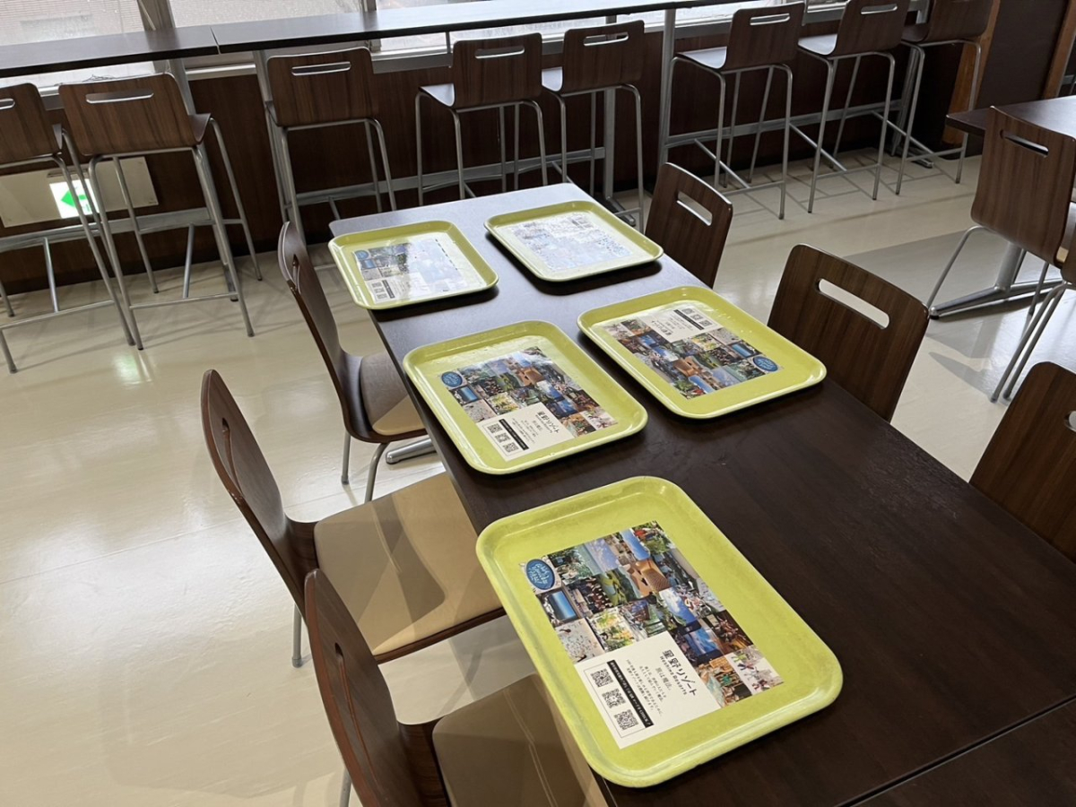 広島大学東広島キャンパスの学食内でトレイ広告