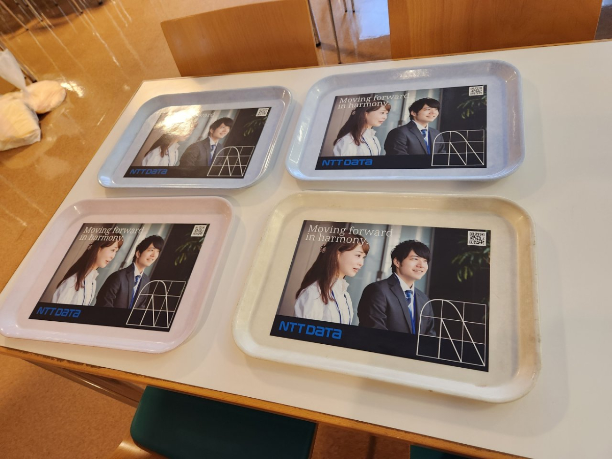早稲田大学所沢キャンパスの学食内でトレイ広告