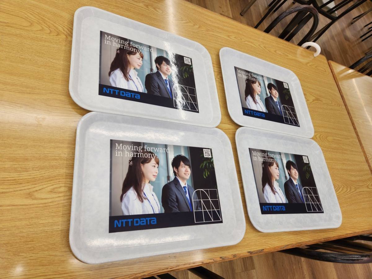 慶應義塾大学矢上キャンパスの食堂の中で広告掲載
