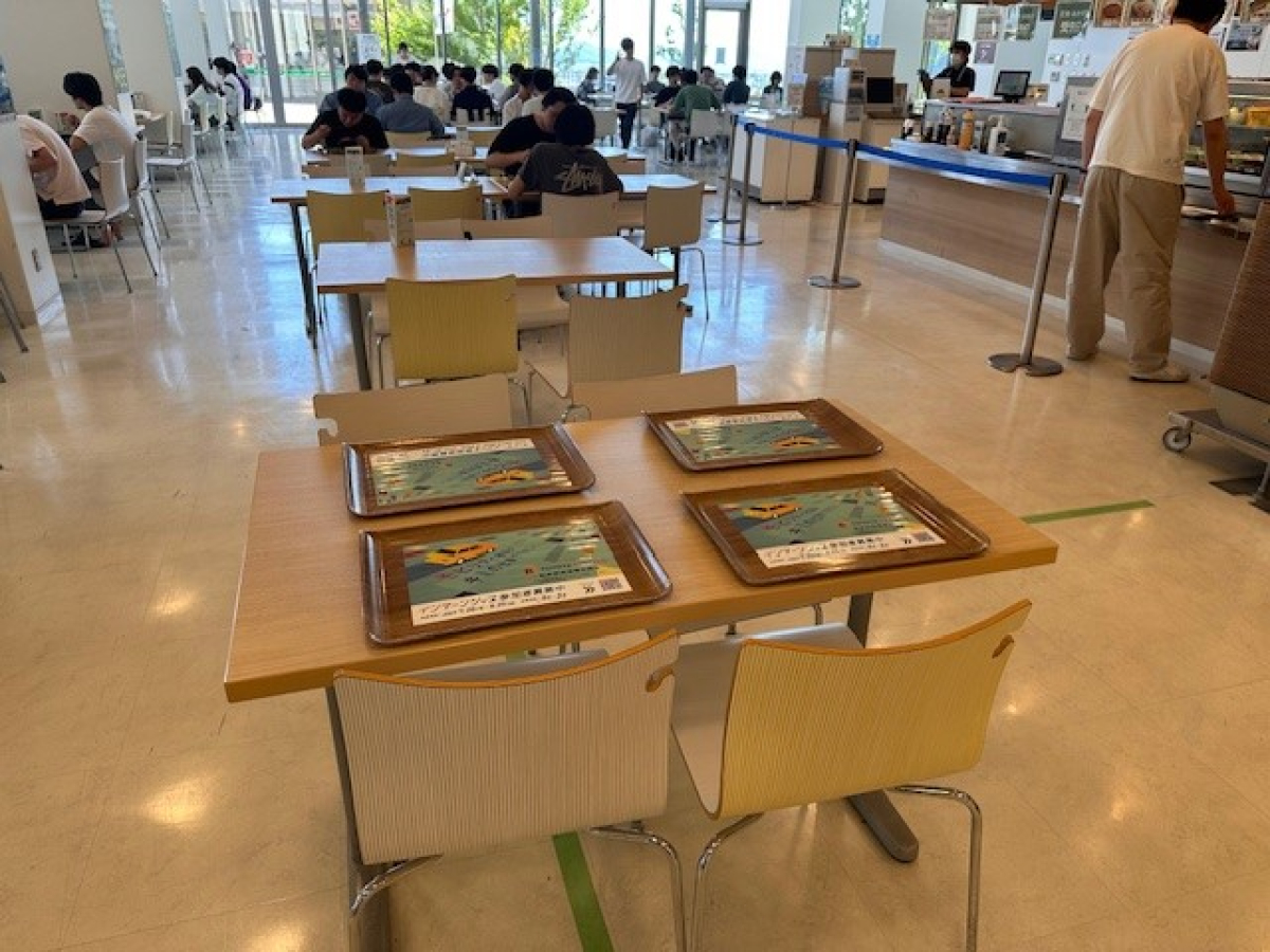 九州大学伊都キャンパスの学食内でトレイ広告