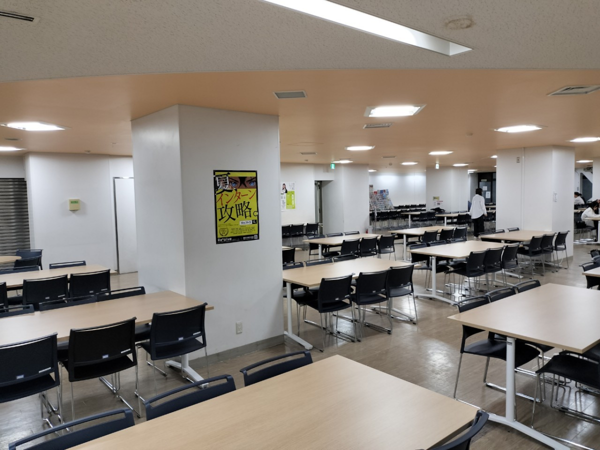 日本大学水道橋経済学部キャンパスの学食でキャンパスポスター掲示