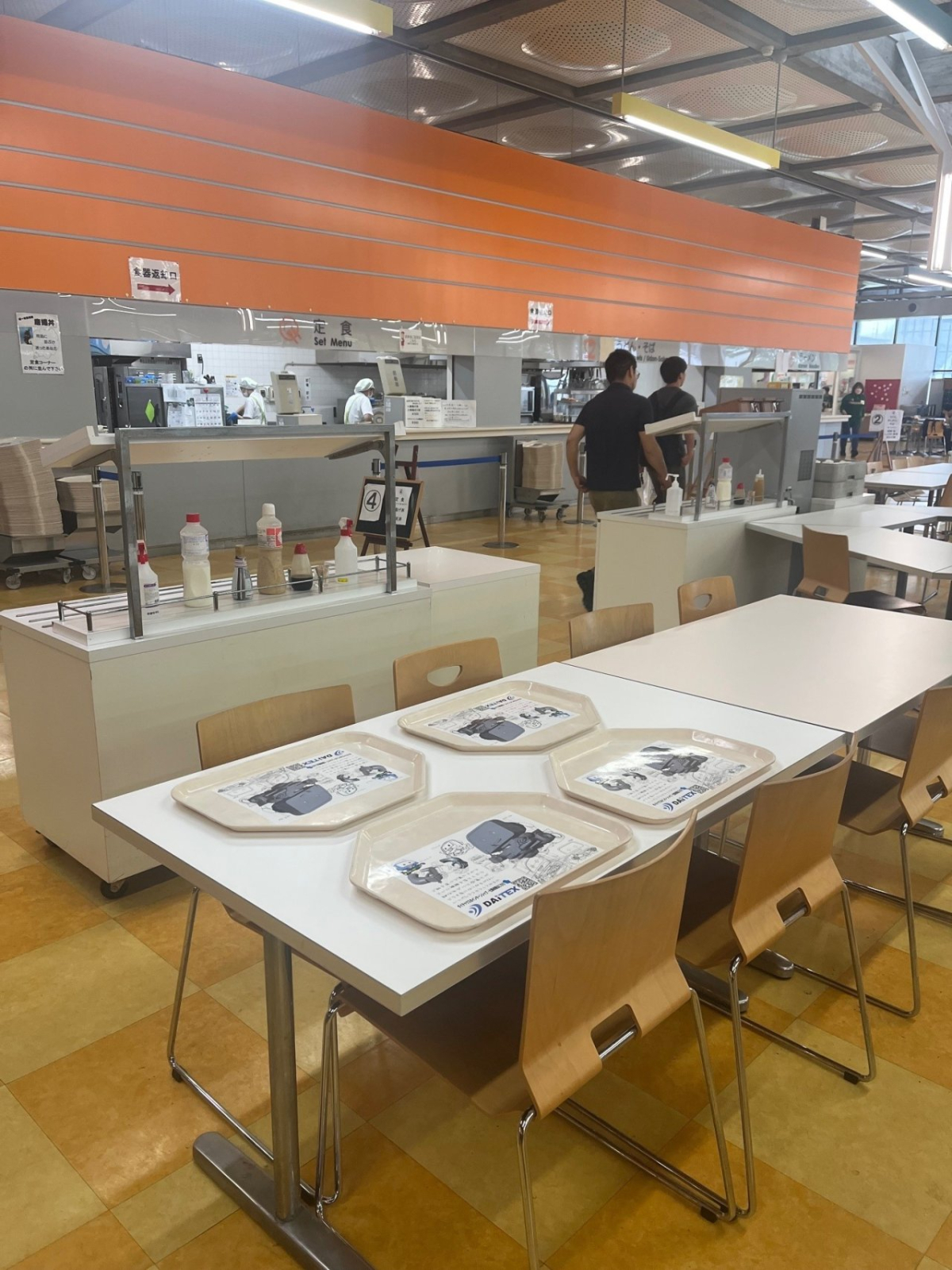 中部大学での学食トレイ広告
