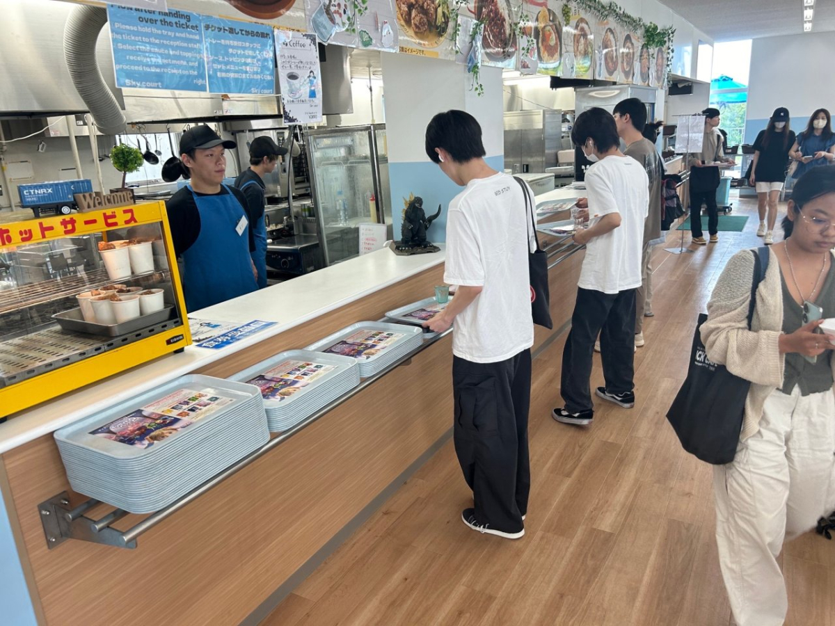 神戸国際大学での学食トレイ広告