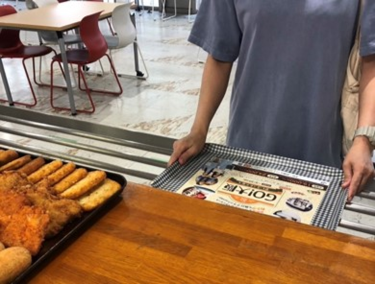 広島文化学園大学で学食トレイ広告を掲載