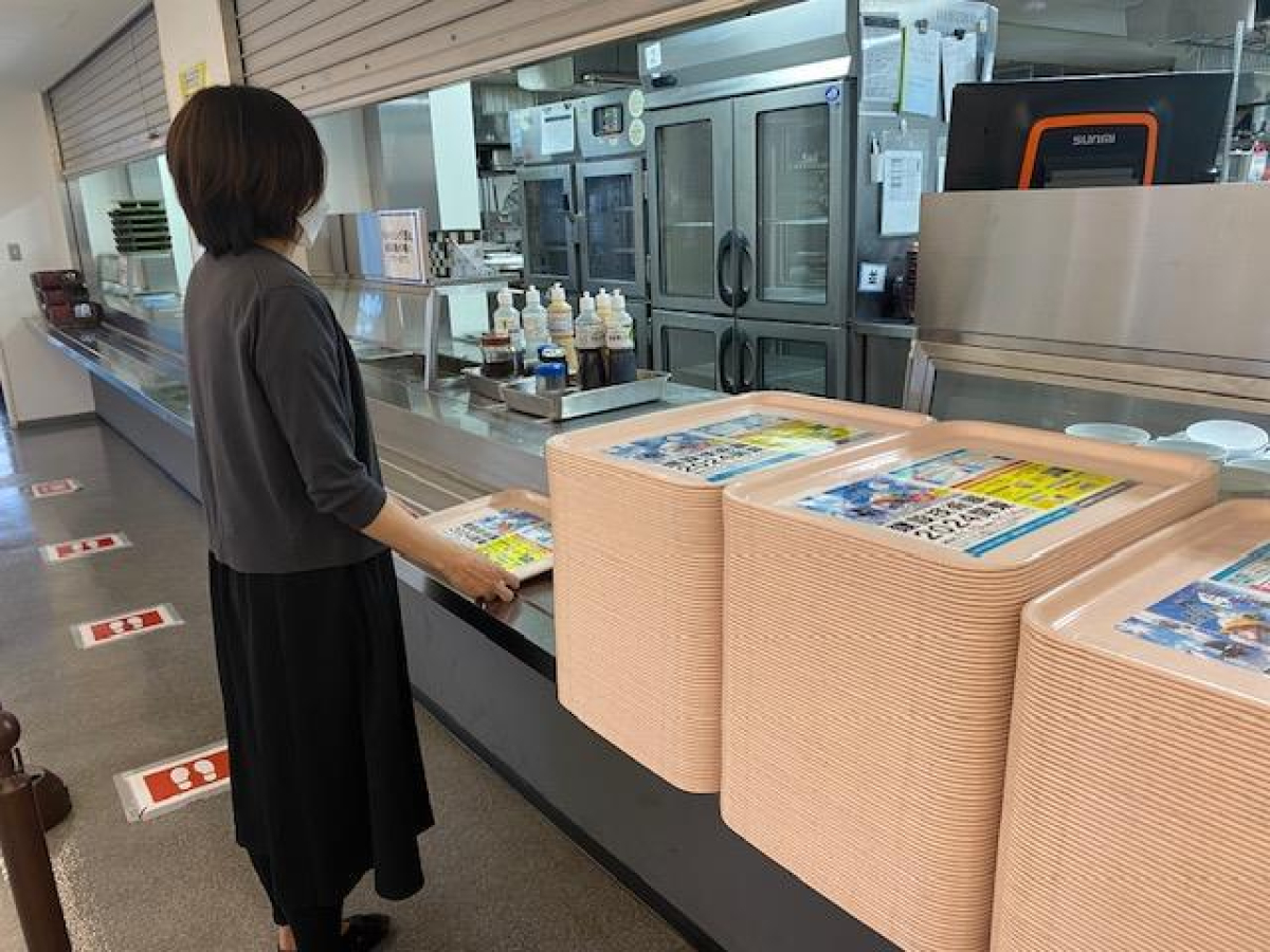 東京理科大学神楽坂キャンパスでの学食トレイ広告