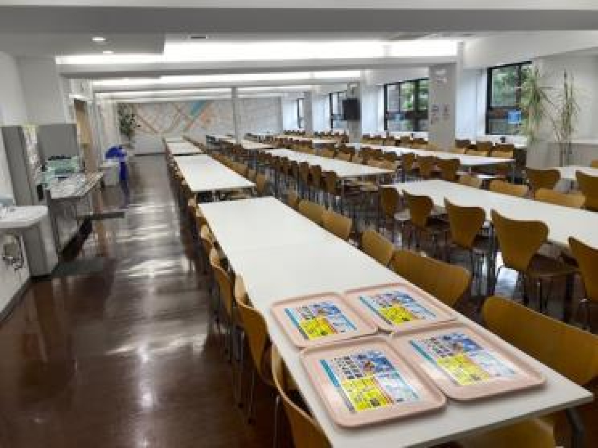 東京理科大学神楽坂キャンパスでの学食トレイ広告