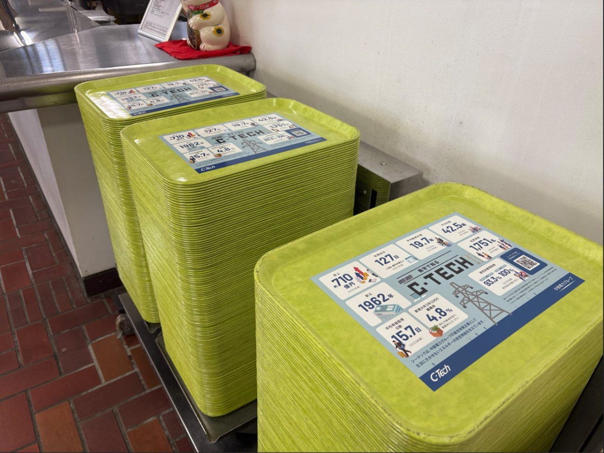 中部大学の第二食堂内でトレイ広告