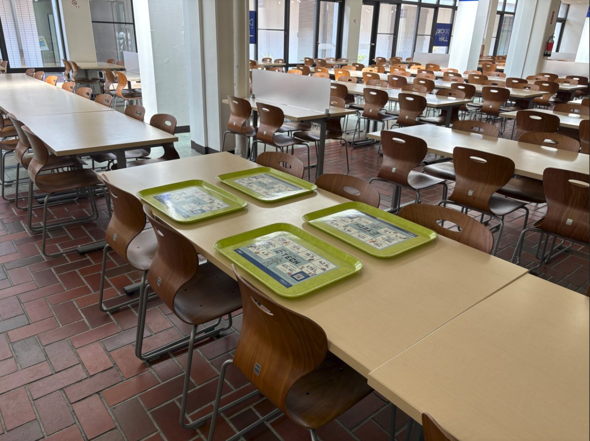 中部大学の学食トレイ広告