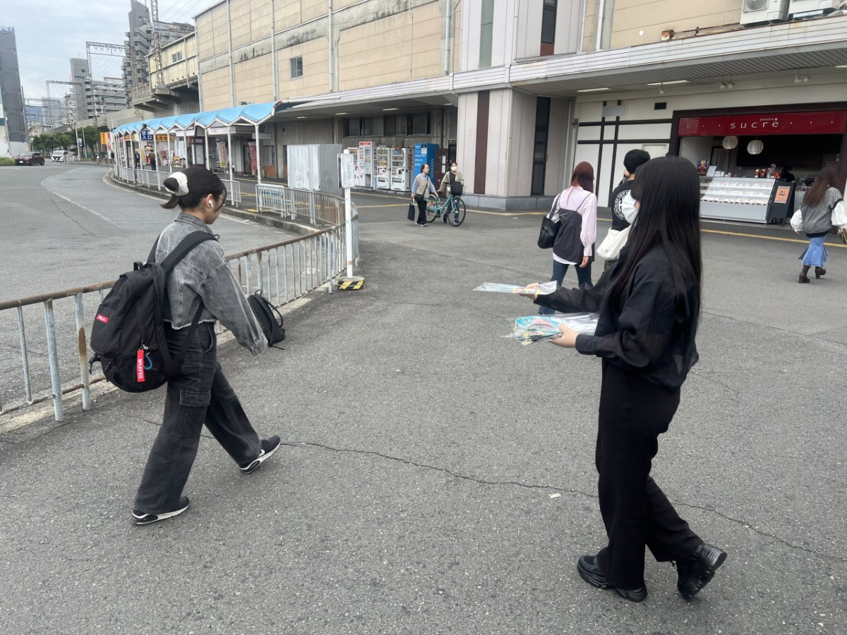 大阪商業大学周辺でチラシ配布