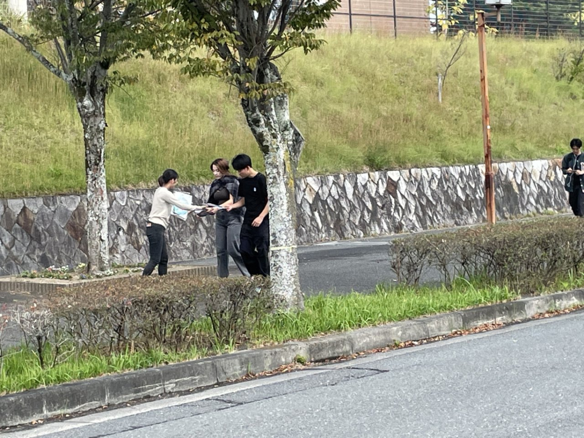 同志社大学京田辺キャンパスの正門で配布