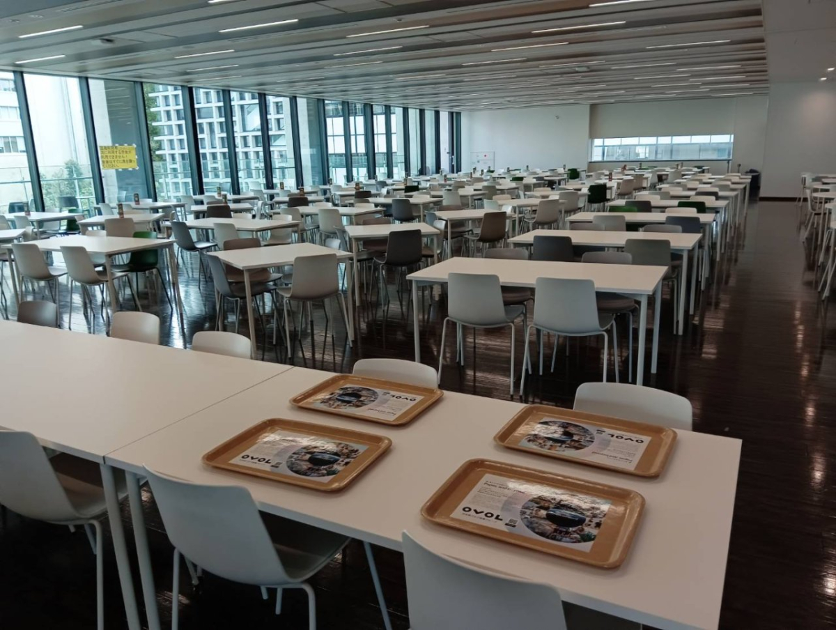 法政大学市ヶ谷キャンパスでの学食トレイ広告
