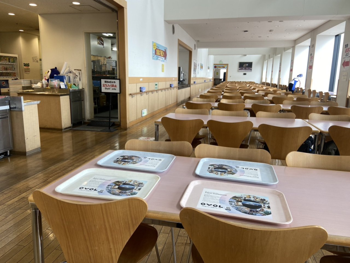 明治大学駿河台キャンパスでの学食トレイ広告