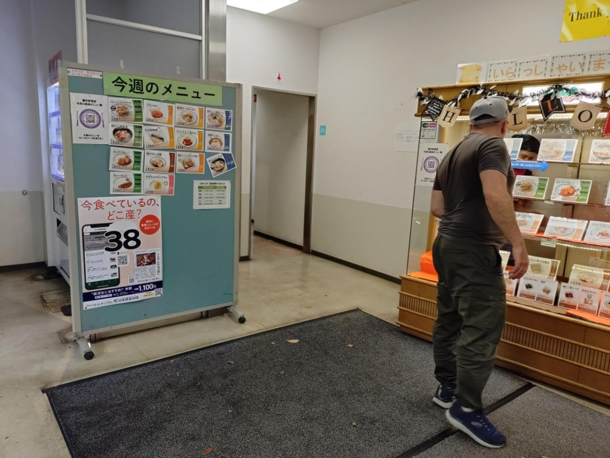 東京農工大学府中キャンパスの食堂の中にポスター掲出