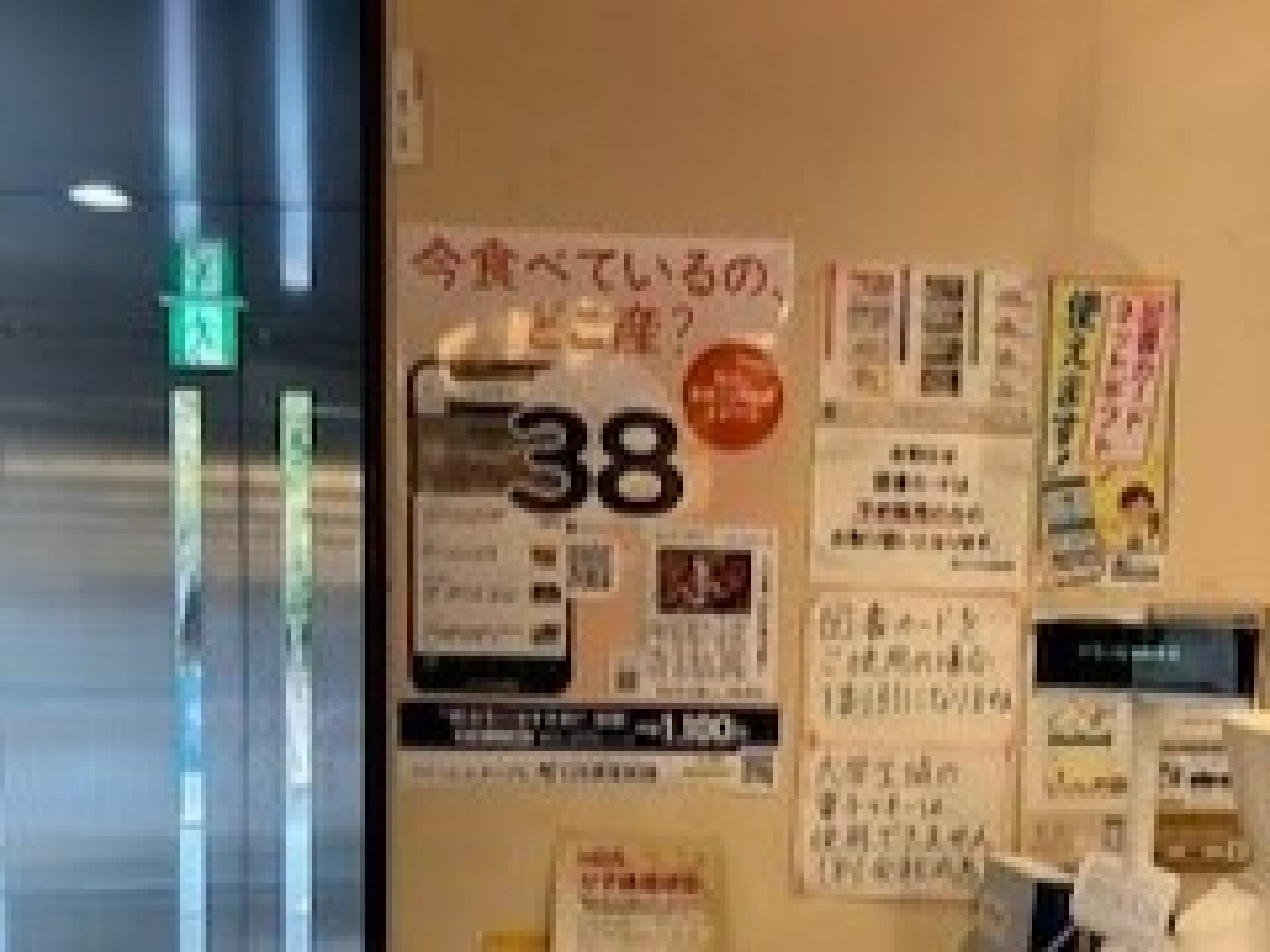 龍谷大学瀬田キャンパスの食堂の中でポスター広告掲出