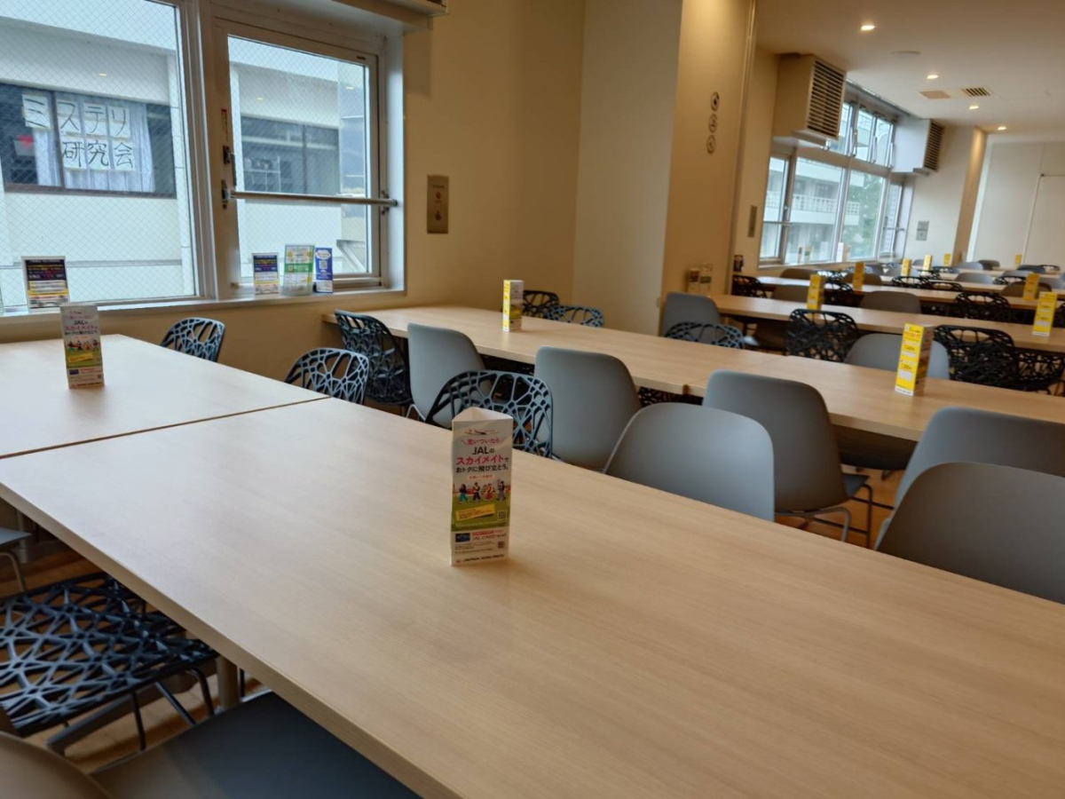 明治大学和泉キャンパスの学食でテーブルPOPを設置