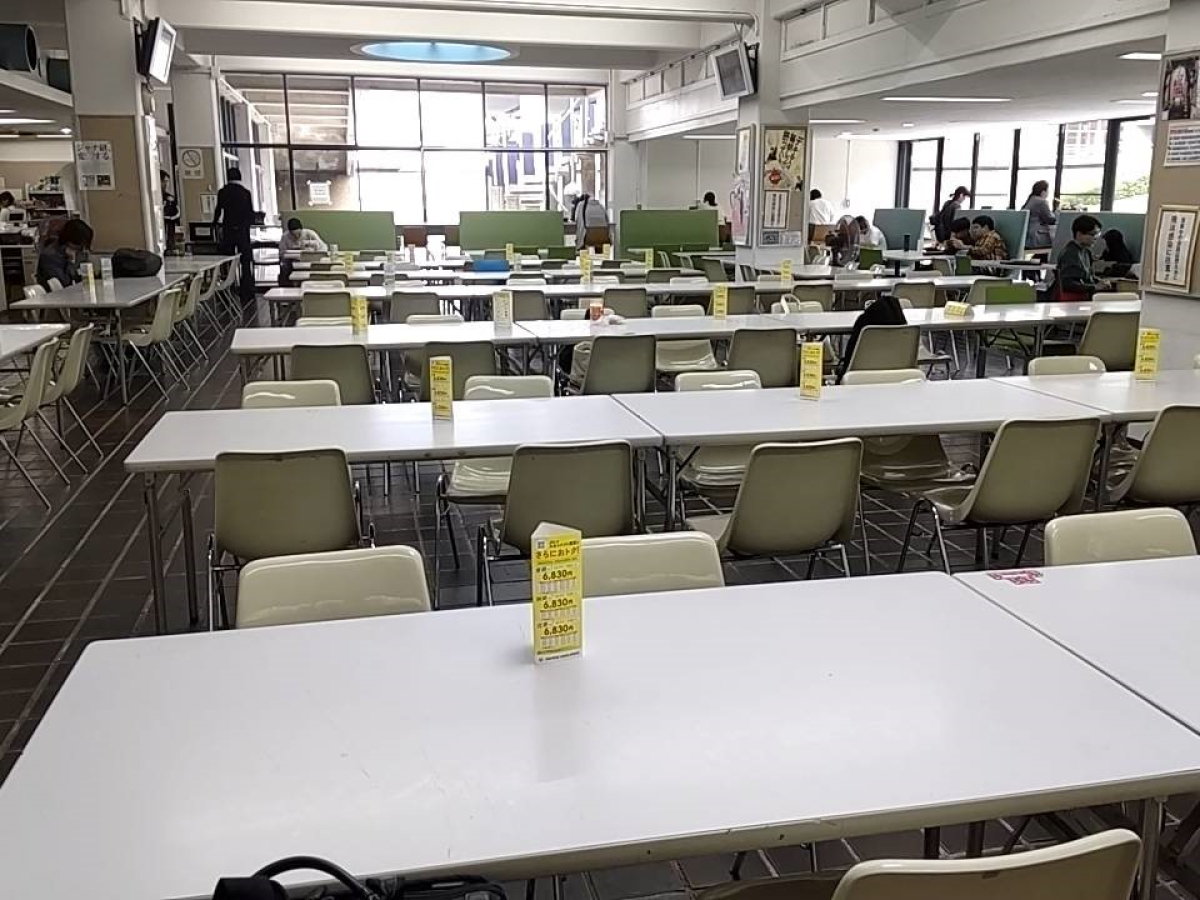 大阪芸術大学の学食内でPOP型広告の設置