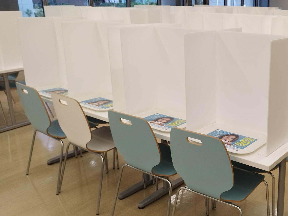 立命館大学大阪いばらきキャンパスで学食トレイ広告