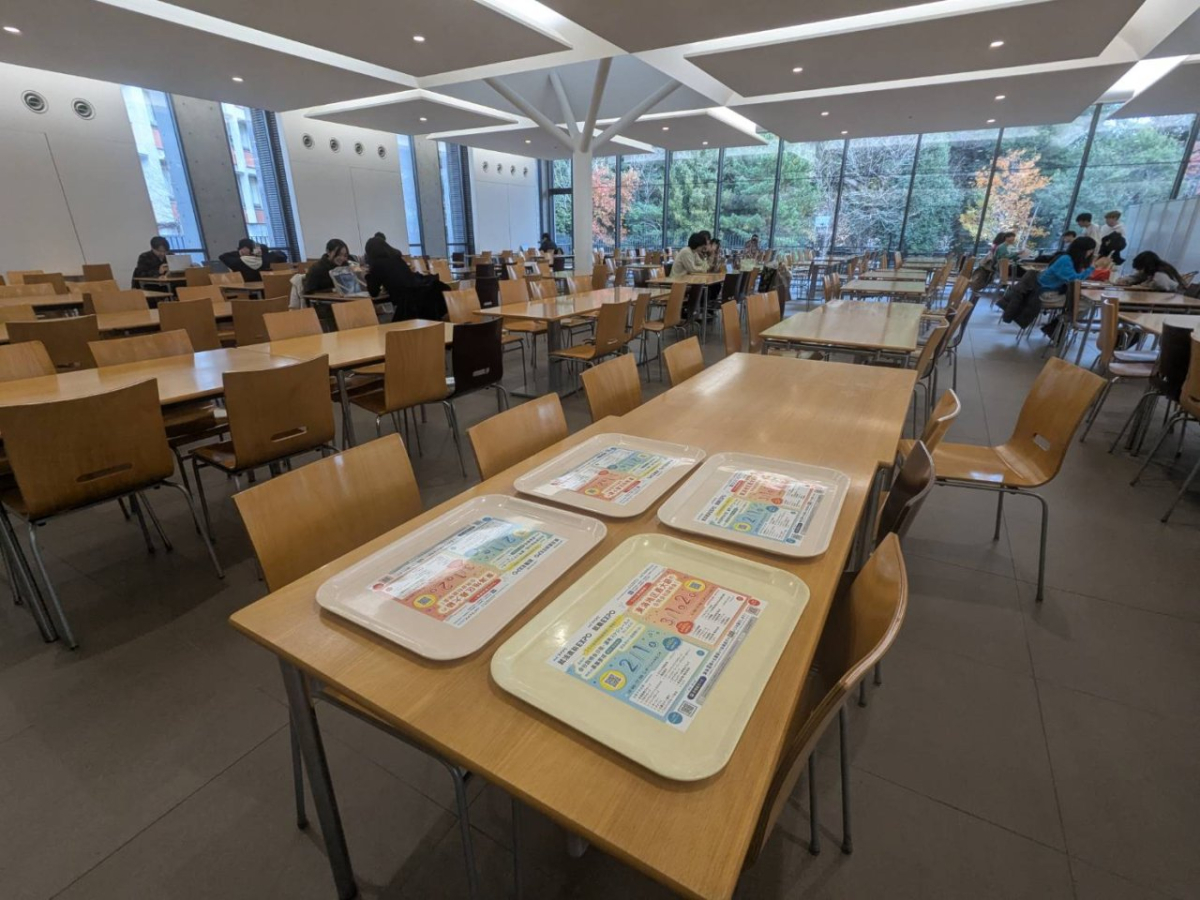 南山大学の学食内で広告を掲載