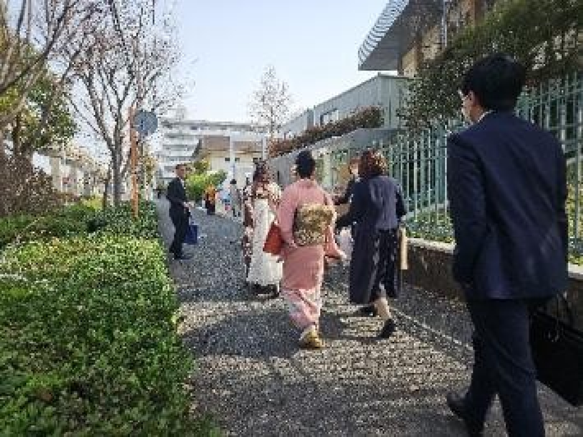 北九州市立大学の卒業式配布
