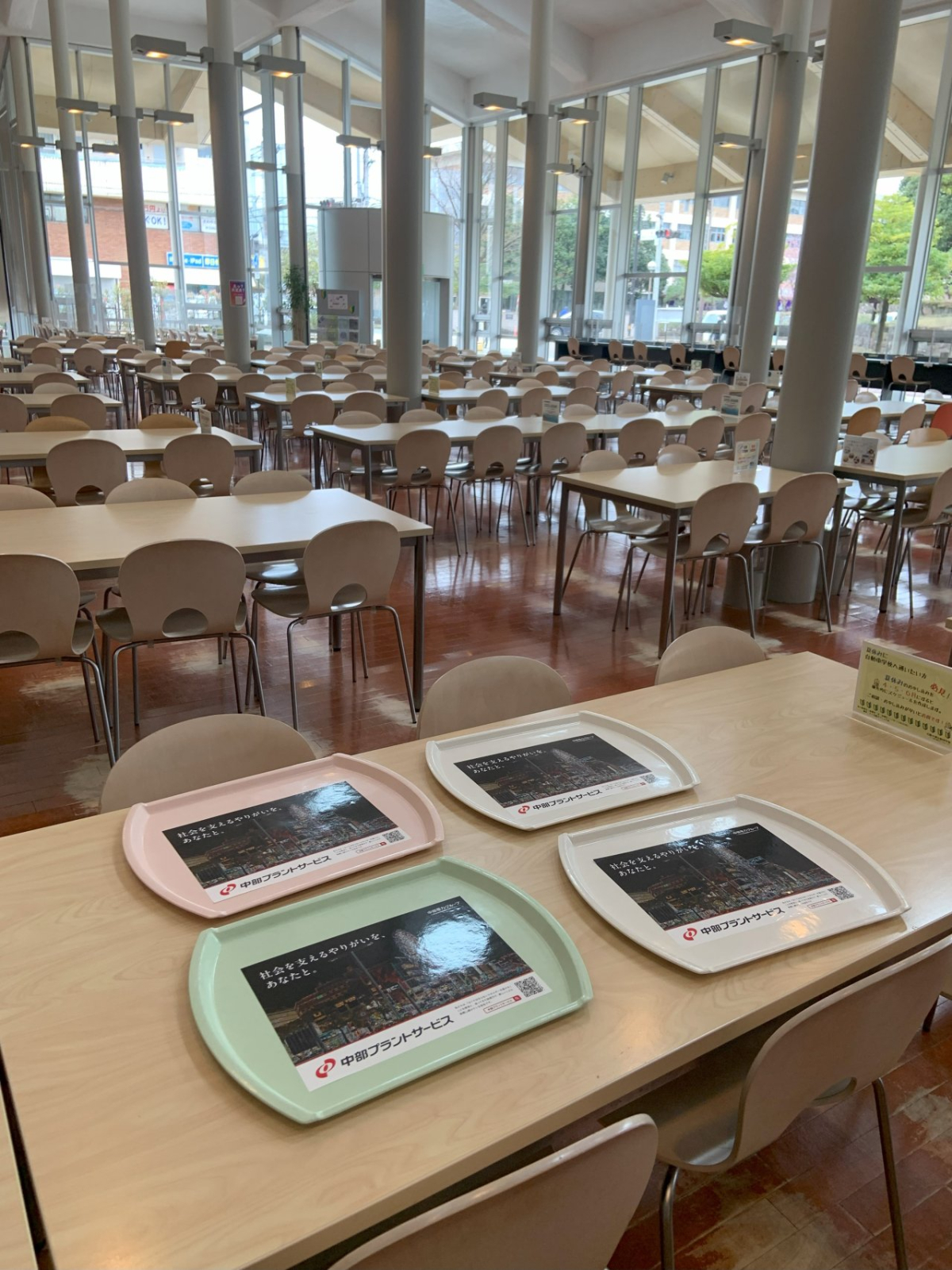 金沢工業大学扇が丘キャンパスでのトレイ広告