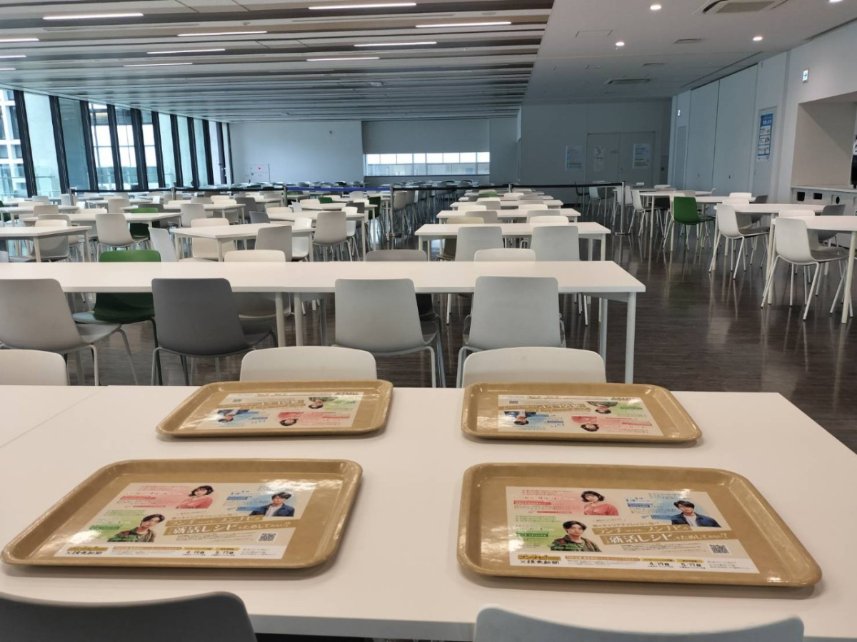 法政大学市ヶ谷キャンパス 学食トレイ広告
