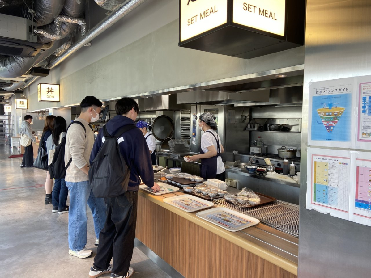 追手門学院大学総持寺キャンパス 学食トレイ広告