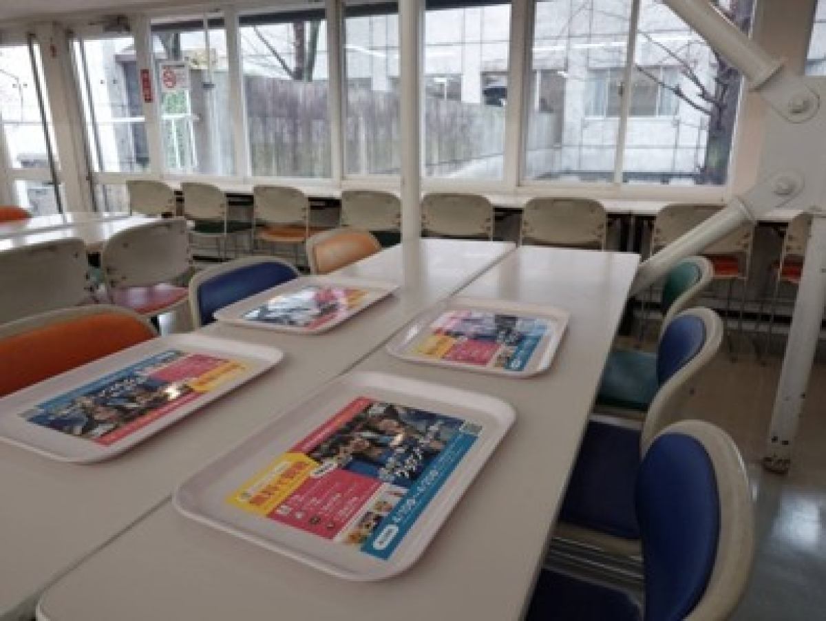 武蔵野美術大学鷹の台キャンパスの学食トレイ広告