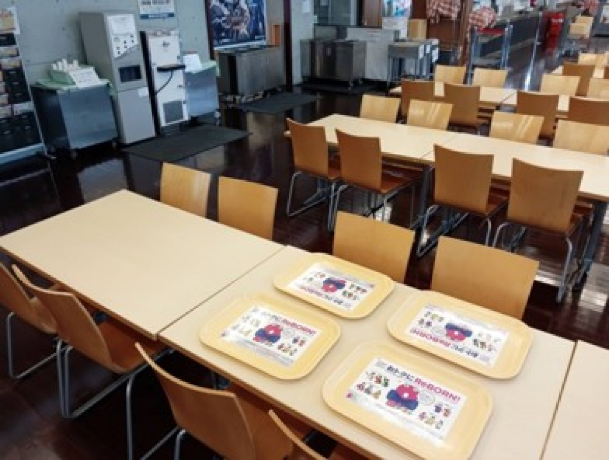 國學院大学澁谷キャンパスの学食内でトレイ広告
