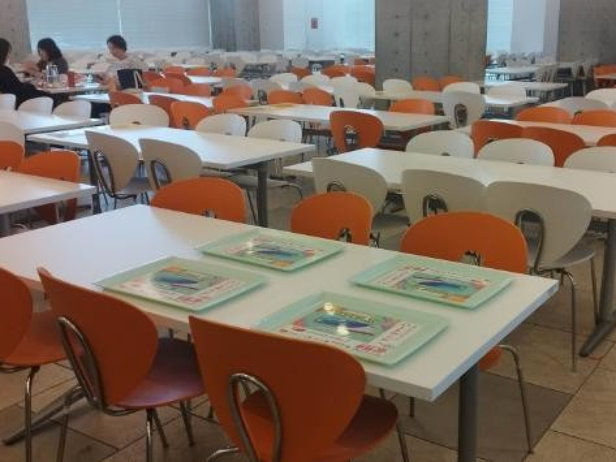 愛知大学名古屋キャンパスの学食内でトレイ広告
