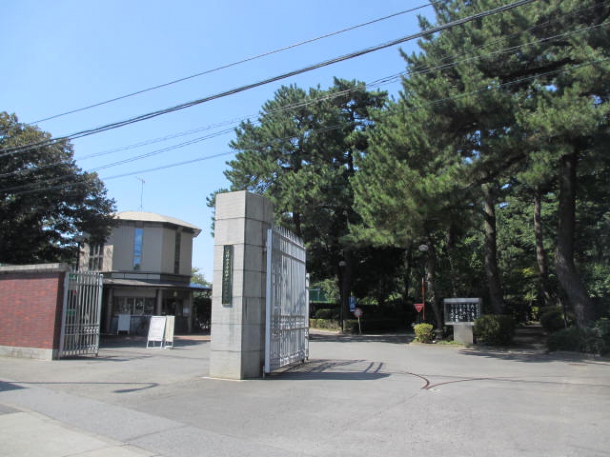 武蔵野大学武蔵野キャンパスの正門