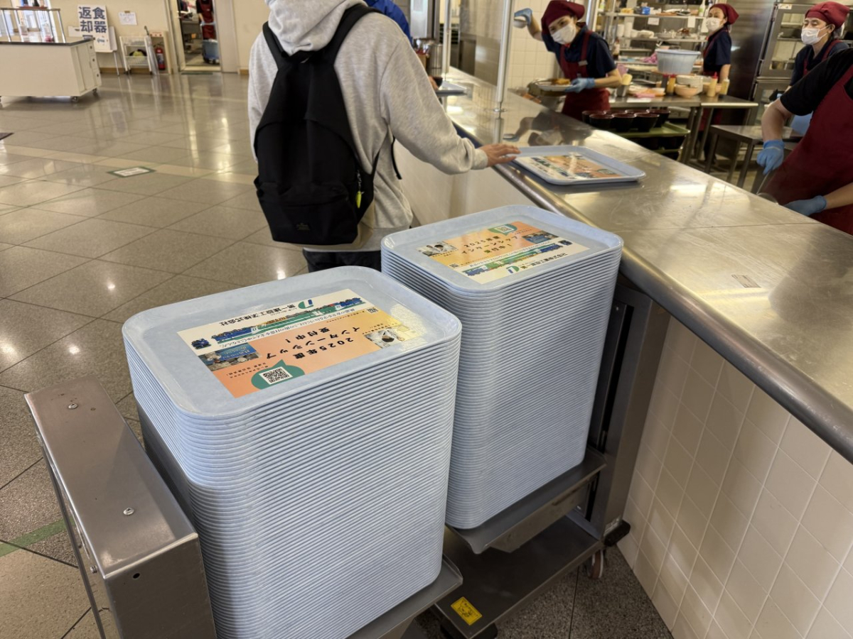 日本大学工学部キャンパスの学食内でトレイ広告