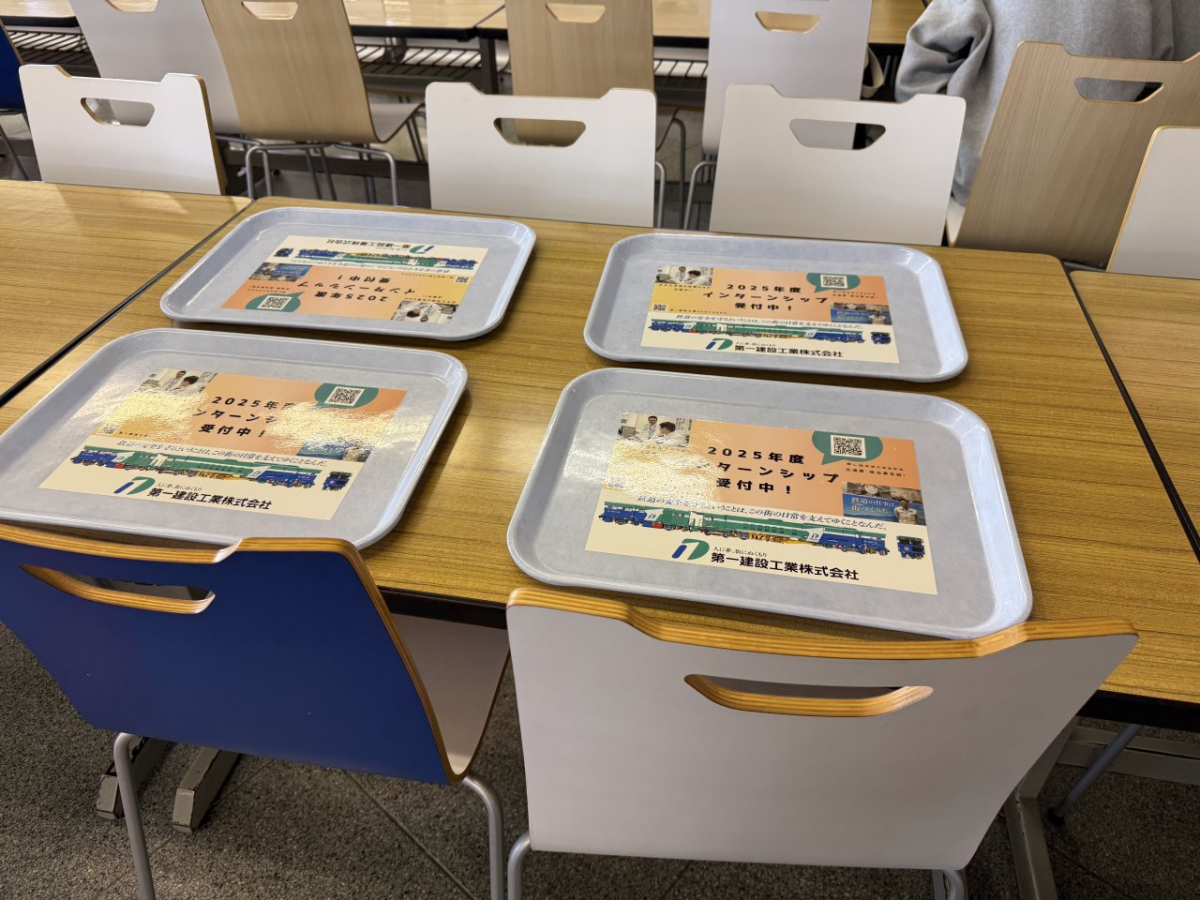 日本大学工学部キャンパスの学食内でトレイ広告