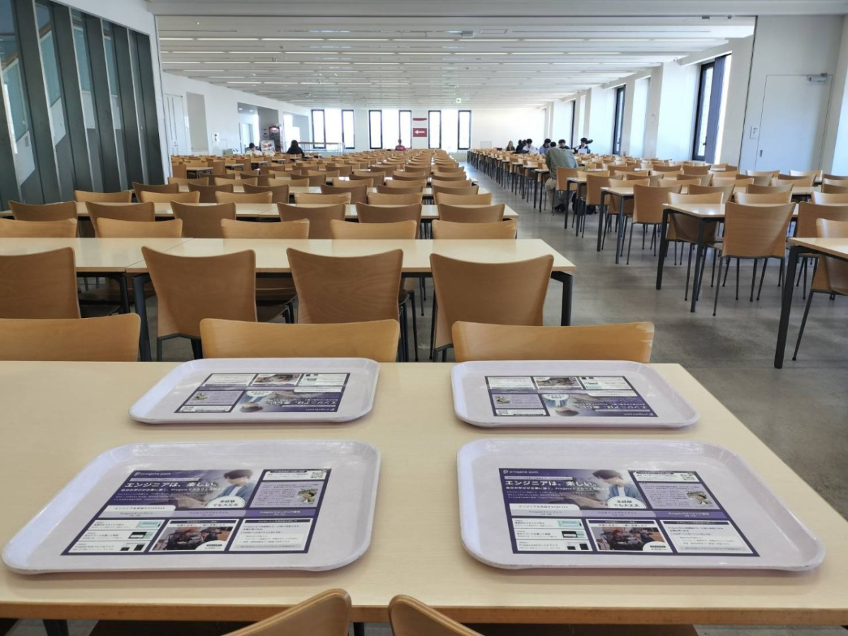 上智大学の学食内でトレイ広告