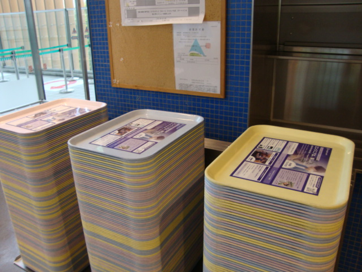 東京電機大学の学食内でトレイ広告