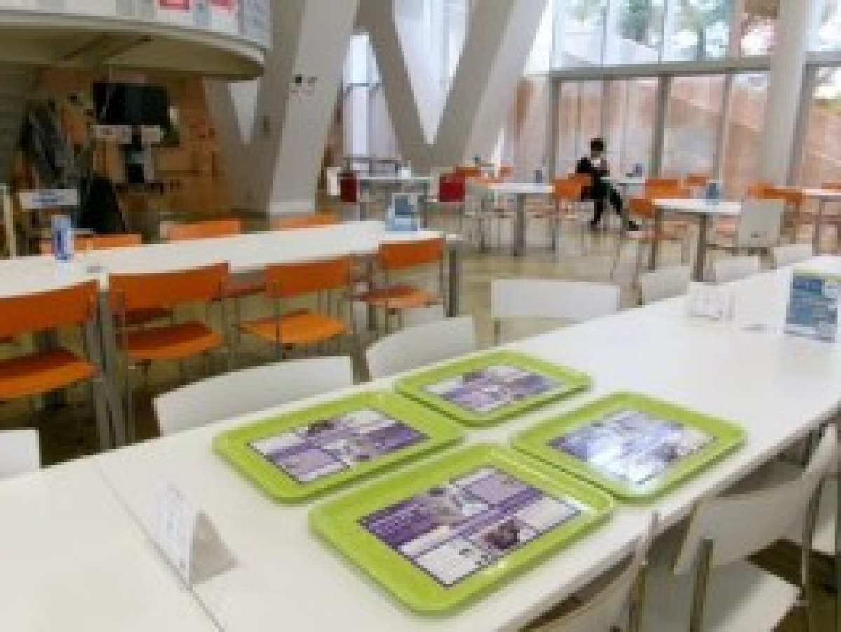 東京理科大学野田キャンパス内の学食で広告