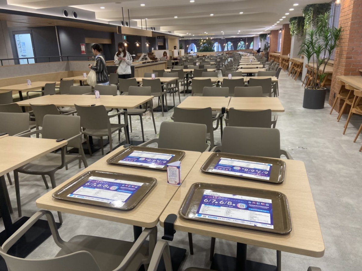 中京大学名古屋キャンパスの学食内でトレイ広告
