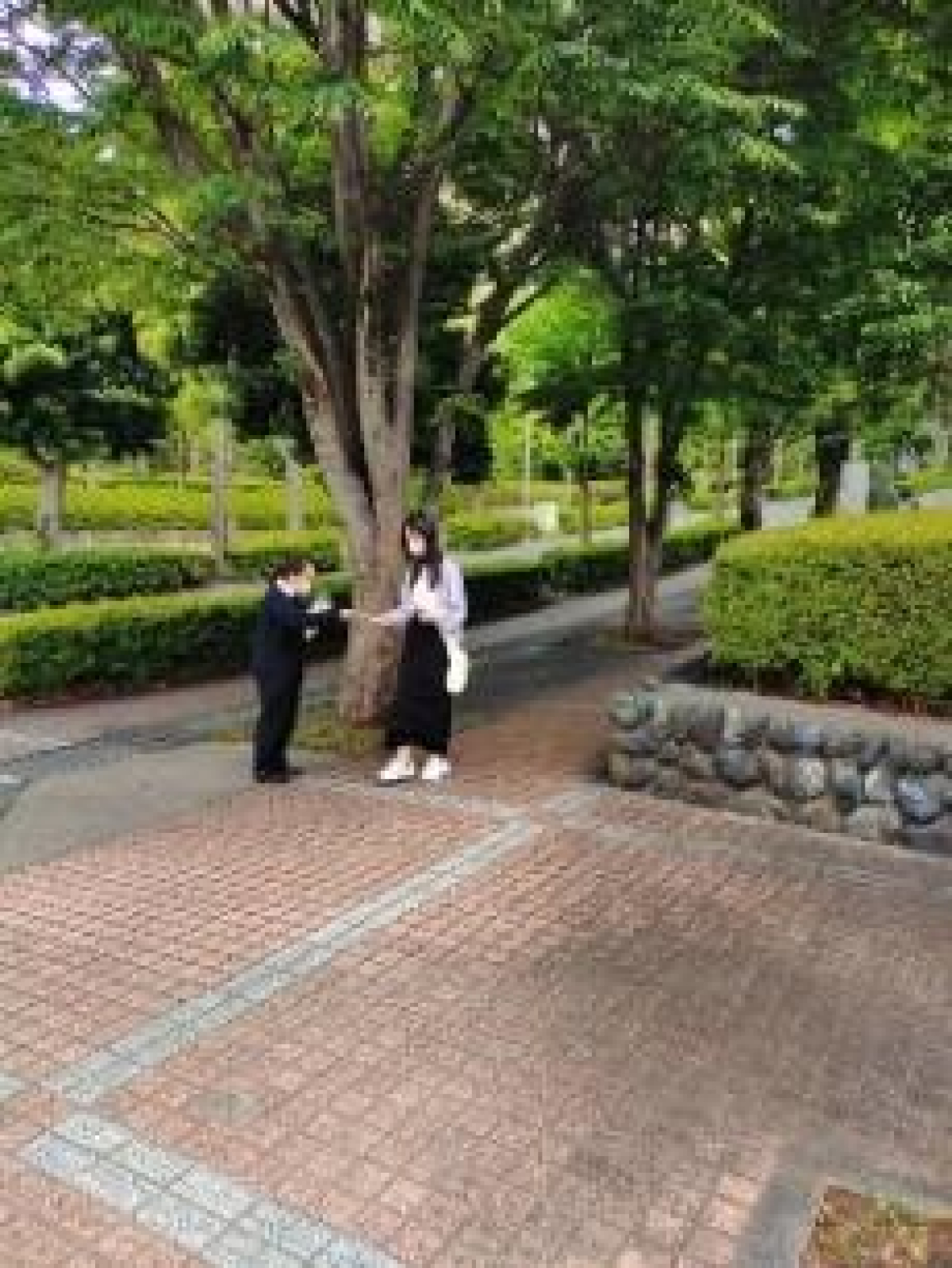 フェリス女学院大学の通学路でチラシ配布