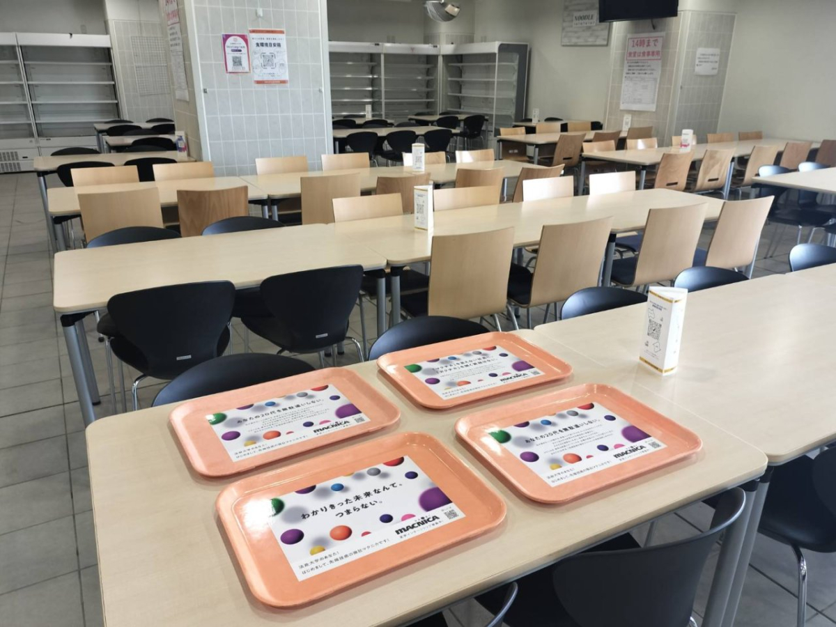法政大学小金井キャンパスの学食内でトレイ広告
