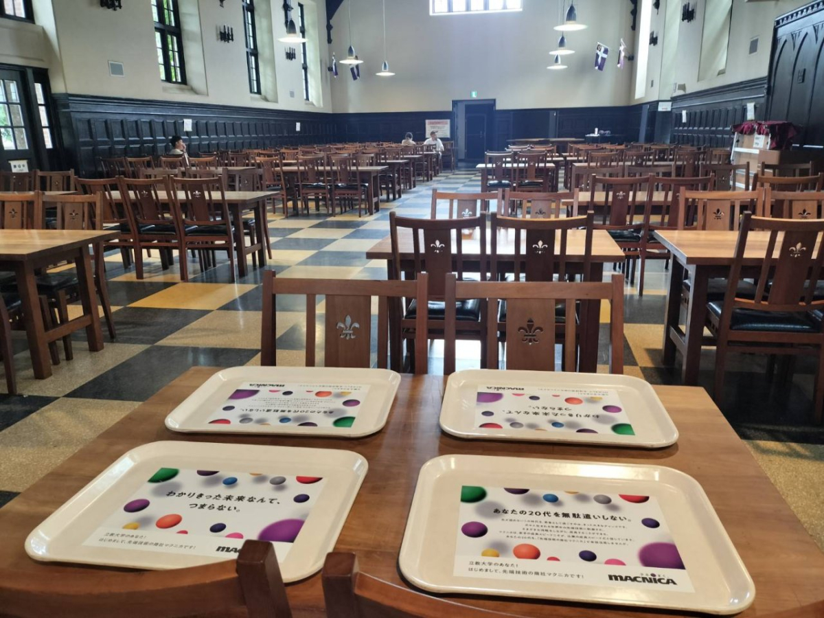 立教大学池袋キャンパスの学食内でトレイ広告