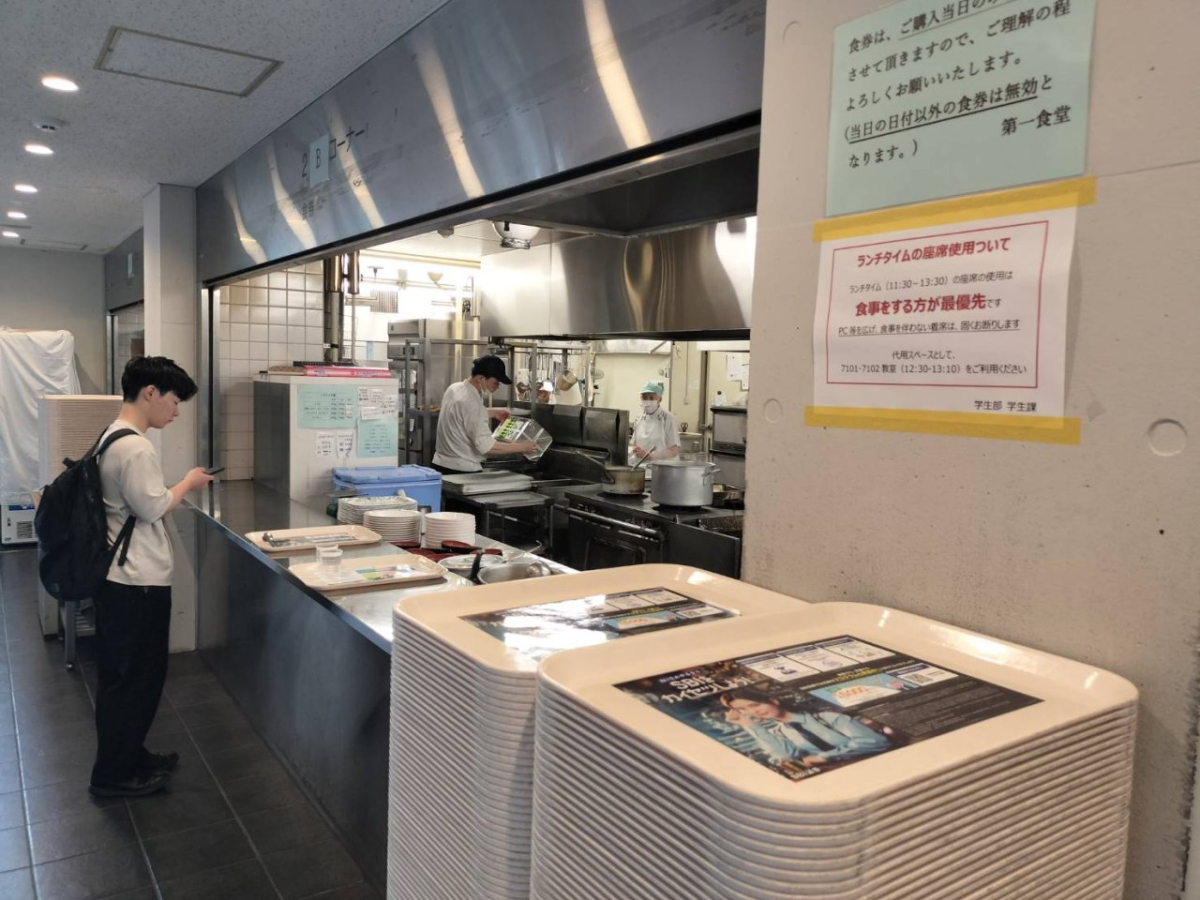 立教大学池袋キャンパス内の学食で広告