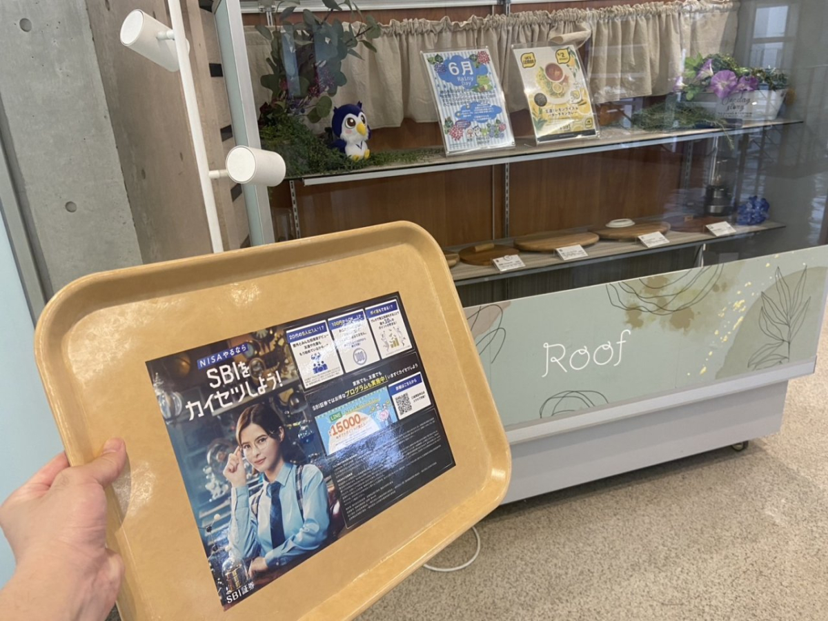 明治大学生田キャンパスの学食内でトレイ広告