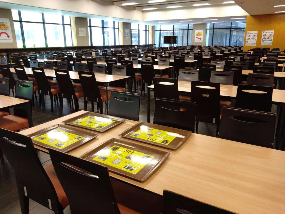 青山学院大学青山キャンパスでの学食トレイ広告