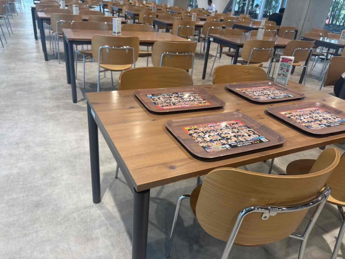 九州大学大橋キャンパスの学食トレイ広告